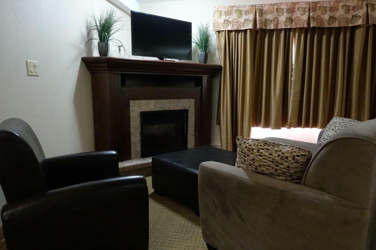 Ramada By Wyndham Weyburn Hotel Ngoại thất bức ảnh